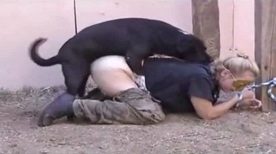 Зоофилия БДСМ секс брюнетки с собакой